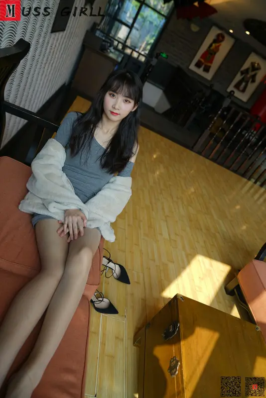 [MussGirl慕丝女郎] NO.162 沙发肉丝包臀裙 - 慕丝女lang